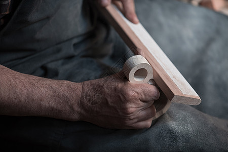 手用木头雕刻杯子 用凿子特写 木制车间 木制厨具的制作过程桌子商业木工工艺作坊木匠木制品创造力工作男性图片
