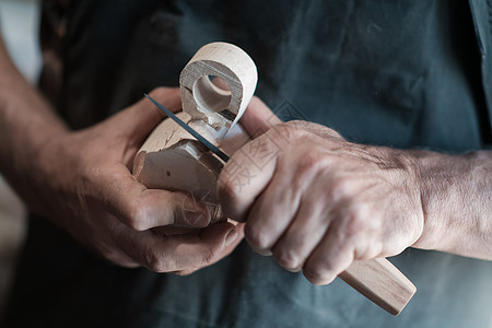 手用木头雕刻杯子 用凿子特写 木制车间 木制厨具的制作过程木工商业木材木匠工作台雕刻师木制品桌子作坊工作图片