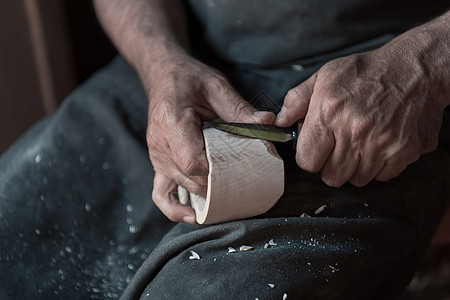 手用木头雕刻杯子 用凿子特写 木制车间 木制厨具的制作过程活动雕刻师桌子木材木匠作坊创造力木工商业工艺图片
