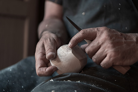老工匠手用木头雕刻杯子 用凿子特写 木制车间 木制厨具的制作过程商业勺子活动工艺工具木制品手工木材木匠创造力背景