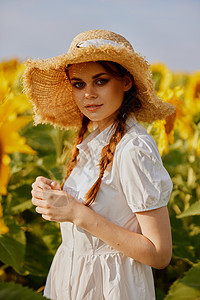 穿着白裙子 两条长着草帽的马尾巴的女人 一片没有改变的向日葵田草地自由太阳天空女孩农村微笑女士享受帽子图片