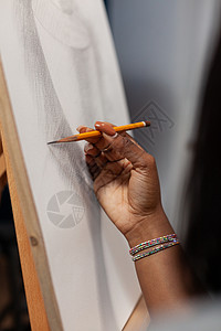 艺术系学生手握图形铅笔的缝合图片