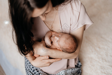 母亲抱着新生婴儿 母性的概念图片