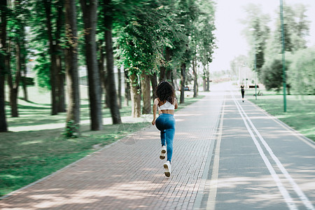 女青年在早上的慢跑中图片