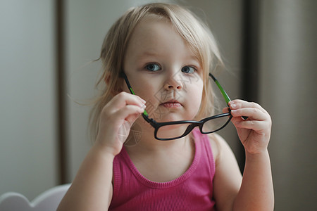 戴眼镜的小女孩的肖像画学习小学生婴儿知识快乐智力女孩金发女郎教育孩子图片