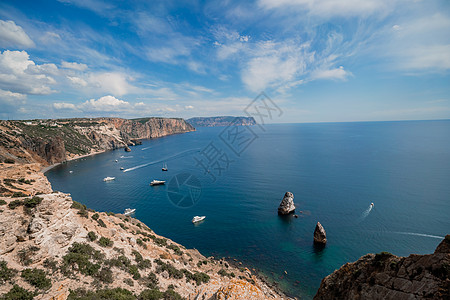 两块岩石在碧绿的海中央伸出水面 风景秀丽的海景 快艇在海上航行 高质量照片热带情调阳光全景地方旅行假期海滨晴天石头图片