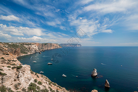 两块岩石在碧绿的海中央伸出水面 风景秀丽的海景 快艇在海上航行 高质量照片天蓝色旅行假期海滨石头全景异国地方晴天太阳图片