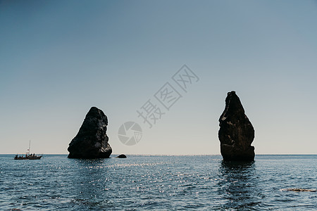 两块岩石在松绿海的中间从水中刺出 可见海洋视图 高质量照片 就像冰岛一样石头异国晴天假期禅意阳光天蓝色风景热带海景图片