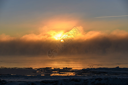 寒冬北冰洋有雾的美丽的日落 海上有雾 空气冻结蓝色山脉季节远足旅行苔原风景荒野极地天气图片