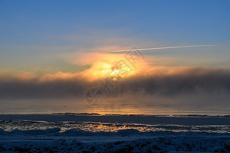 寒冬北冰洋有雾的美丽的日落 海上有雾 空气冻结苔原溪流蓝色温度天气旅行风景荒野极地土地图片