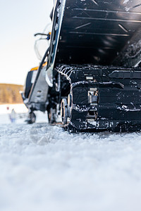 冬季条件下的雪下流动 北部冬天的雪下流动骑术雪地滑雪运输行动运动闲暇蓝色冒险假期图片