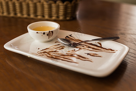 在咖啡馆吃巧克力蛋糕后 黑汤匙紧贴的脏汤匙图片