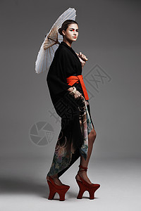 传统风格 一个穿东方式服装的年轻女子的演唱室时尚拍照图片