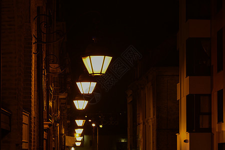 古老的灯光在街上闪耀着夜晚图片