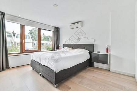 经典风格的卧室内室内灰色空调木地板白墙床头柜双人床窗帘图片