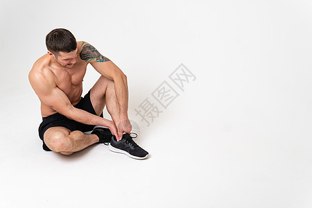 一个男人的膝盖骨在白色背景下受伤 疼痛 病态的背景压力 肌肉支撑 容忍病痛 病痛诱人图片