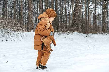 冬天公园或森林里的小男孩幸福孩子们男生天气公园季节家庭衣服乐趣孩子图片