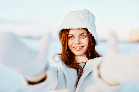 穿着白大衣 戴帽子的美女 冬天风景清新空气训练日落女神夫妻外套跑步图表公主背景广告背景图片