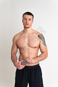 男性饮水健身用白色背景上的毛巾抽水 孤立的健身运动员喝男性成年饮料 打破毛巾复制步伐 白种人一块肌肉图片