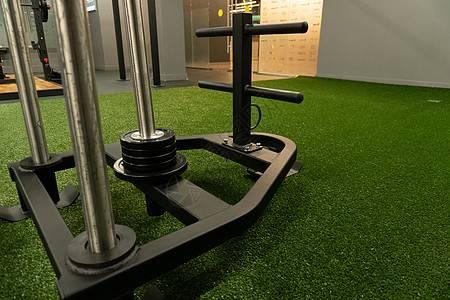 训练馆雪橇健身房锻炼 适合活跃和年轻背景下的健康强者 运动俱乐部 室内的图片