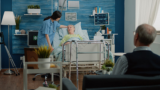 接受医疗探视的在医院床位的高级病人药物帮助外科医生诊所护士房间卫生男人手术图片