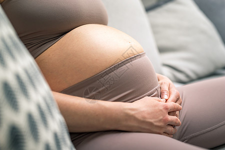 孕妇肚子 妊娠概念 怀孕期结束 怀孕期妇女在家里舒适沙发上放松的详情 第12条枕头母亲幸福女性女士婴儿父母怀孕生活腹部图片