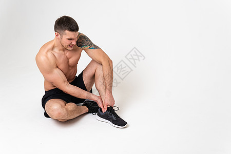 一个男人的膝盖骨在白色背景下疼痛疼痛 生病的男性年轻压力 人类抱着 紧张性颈椎病 降低遭受吸引力图片