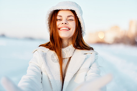 温冬心情走着白大衣走着火车太阳日落头发幸福跑步帽子赛跑者外套公主图片