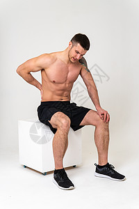 一个男人坐着背痛 把手放在背痛上 疼痛难忍 生病孤立的按摩压力 肌肉触摸护理 背部有吸引力图片
