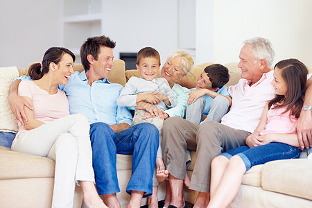 三代人欢聚一堂 一家三口亲切地坐在沙发上图片