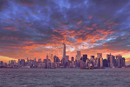 纽约市曼哈顿市中心黄昏时段的天际线上 有摩天大楼在哈德逊河全景处照亮城市建筑场景全景市中心码头帝国反射日落天空图片