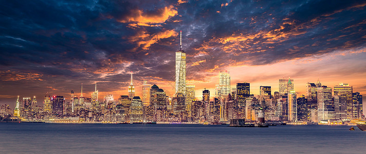纽约市曼哈顿市中心黄昏时段的天际线上 有摩天大楼在哈德逊河全景处照亮旅行天空城市码头景观全景港口日落市中心地标图片