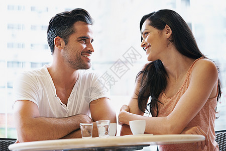 一对年轻夫妇一起喝杯咖啡的镜头 拍到一对小情侣在酒馆里欢欣鼓舞图片