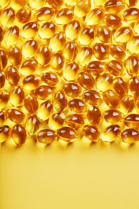 在黄色背景和文字位置上装有液体维生素D3的罐壳中的胶囊维生素饮食药片补充药店药剂药物金子营养鱼油图片
