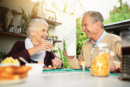 一对快乐的老年夫妇在家一起吃早饭的一对中场景了 给大家说早安还有早餐图片