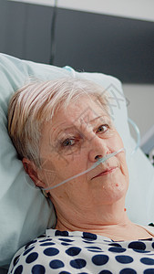 在医院病房床上铺设氧气管的老年病人的肖像情况卫生成人治愈住院诊断退休保健治疗疾病图片