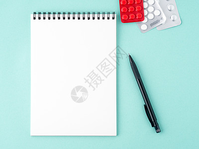 用空白白干净的页面来写疾病治疗计划的开放笔记本图片