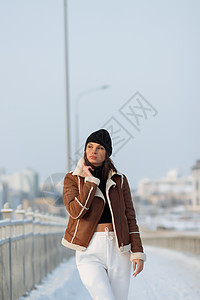 时尚的冬衣黑发季节个性服饰外套女士姿势毛衣配饰帽子羊皮图片