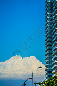 从公寓里可以看到的乌鸦云层建筑景观商业住宅城市积雨工作蓝色蓝天建筑群图片
