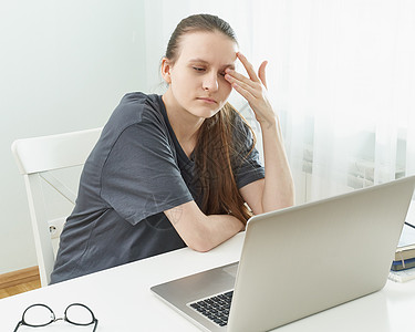 女孩摩擦她的双眼 她的眼睛疲倦于紧张和受伤的折磨和伤害图片