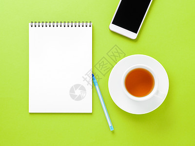 现代亮绿色办公室桌面顶端视图 上面有空白笔纸 茶杯 智能手机 Mock up 空位商业作品教育杯子笔记学习学生螺旋笔记本床单图片