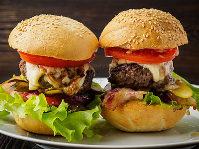 两个美味的自制汉堡包 配有牛肉切片 奶酪 洋葱 番茄和生菜 美国快餐 不健康饮食图片