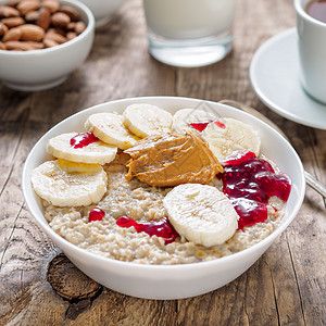 早上健康早餐 燕麦加香蕉 草莓果酱和花生酱 侧面观图片