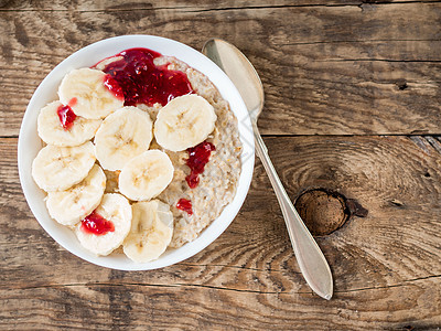 早上吃健康早餐 燕麦加香蕉片和草莓果酱 顶级风景图片