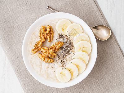 健康早餐     与坚果 香蕉 吉亚 顶端风景的燕麦面图片