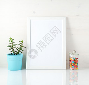 白色边框 白桌上的糖果放在白墙上 用斯堪的纳维亚风格的复制空间混合图片
