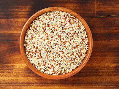 Raw Quinoa在木碗里 超级食物 棕色木本底 顶层视野麸质乡村农业谷物种子粮食营养饮食图片