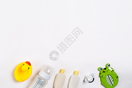 白色背景鸭子洗澡的婴儿附件 顶端视图拨浪鼓护理身体浴室淋浴孩子玩具婴儿期野兔塑料图片