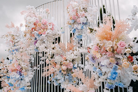在街上举行婚礼仪式的地方 装饰的婚礼场所椅子植物花朵花艺公园已婚奢华风格玫瑰庆典图片