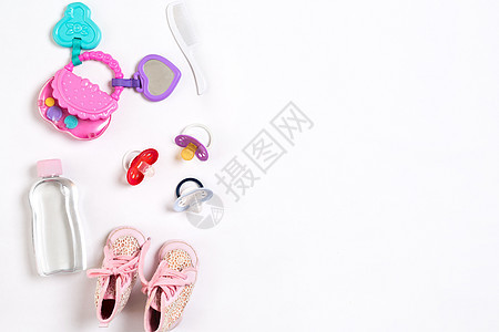 白色背景的婴儿鞋和附件 顶端视图图片